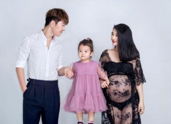 6 fangirl thành công cưới được thần tượng: Dùng cả thanh xuân theo đuổi để đổi một cái gật đầu 6 fangirl thành công cưới được thần tượng: Dùng cả thanh xuân theo đuổi để đổi một cái gật đầu