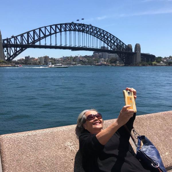 Cô gái 17 tuổi đưa bà đến Sydney xem concert của thần tượng 'gây sốt' cộng đồng mạng vì quá đáng yêu Cô gái 17 tuổi đưa bà đến Sydney xem concert của thần tượng 'gây sốt' cộng đồng mạng vì quá đáng yêu