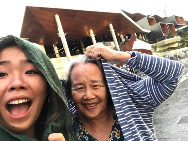 Cô gái 17 tuổi đưa bà đến Sydney xem concert của thần tượng 'gây sốt' cộng đồng mạng vì quá đáng yêu Cô gái 17 tuổi đưa bà đến Sydney xem concert của thần tượng 'gây sốt' cộng đồng mạng vì quá đáng yêu