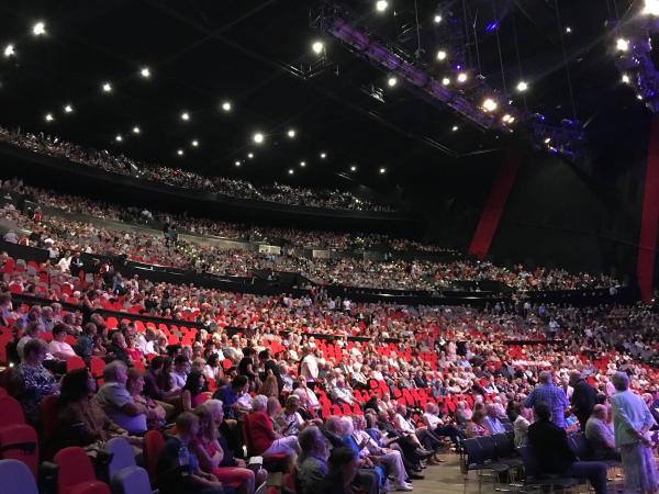 Cô gái 17 tuổi đưa bà đến Sydney xem concert của thần tượng 'gây sốt' cộng đồng mạng vì quá đáng yêu Cô gái 17 tuổi đưa bà đến Sydney xem concert của thần tượng 'gây sốt' cộng đồng mạng vì quá đáng yêu