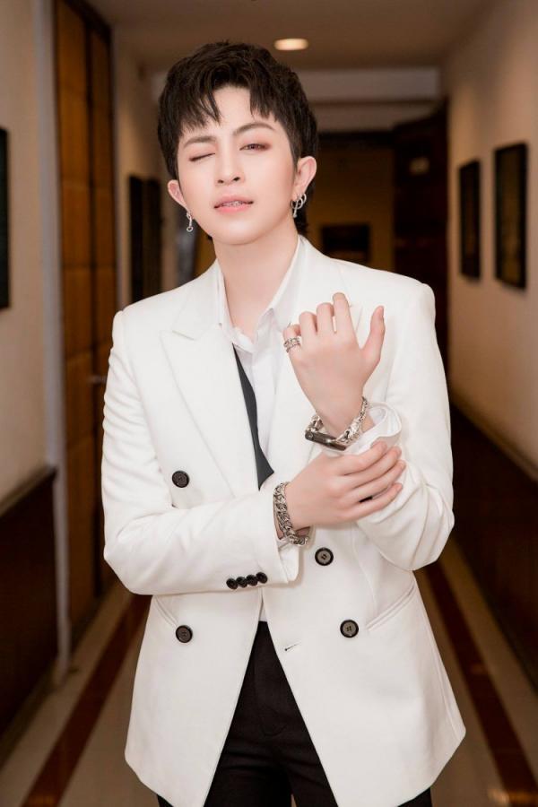 Việt Nam có những cô nàng 'đẹp trai' soái khí ngời ngời, đến con gái cũng phải 'đổ xiêu đổ vẹo' Việt Nam có những cô nàng 'đẹp trai' soái khí ngời ngời, đến con gái cũng phải 'đổ xiêu đổ vẹo'
