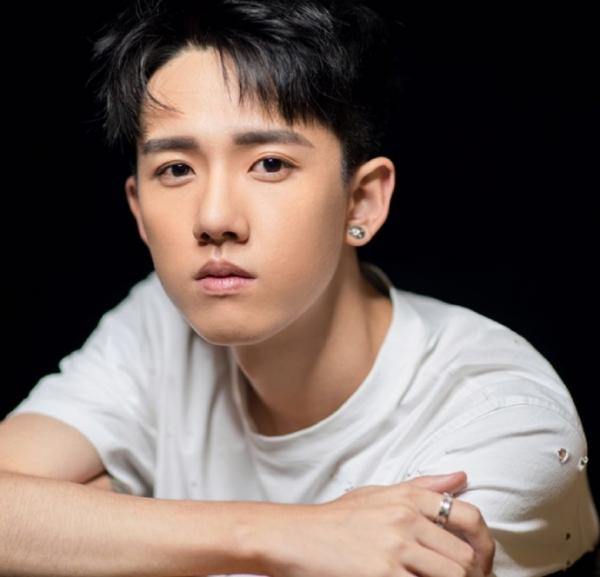 Khám phá profile của dàn trai xinh gái đẹp 9x trong 'Sống Không Dũng Cảm Uổng Phí Thanh Xuân' Khám phá profile của dàn trai xinh gái đẹp 9x trong 'Sống Không Dũng Cảm Uổng Phí Thanh Xuân'