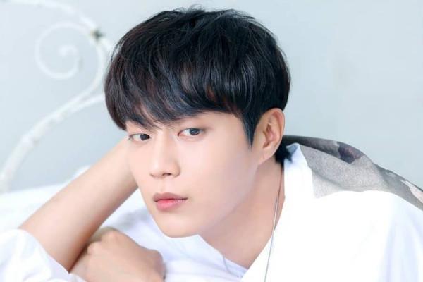 Cộng đồng gay xứ Hàn bình chọn 16 mỹ nam K-Pop có sức mạnh 'bẻ thẳng thành cong' Cộng đồng gay xứ Hàn bình chọn 16 mỹ nam K-Pop có sức mạnh 'bẻ thẳng thành cong'