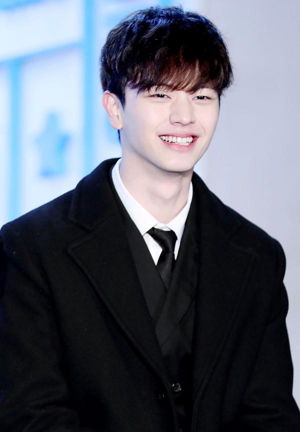 Cộng đồng gay xứ Hàn bình chọn 16 mỹ nam K-Pop có sức mạnh 'bẻ thẳng thành cong' Cộng đồng gay xứ Hàn bình chọn 16 mỹ nam K-Pop có sức mạnh 'bẻ thẳng thành cong'