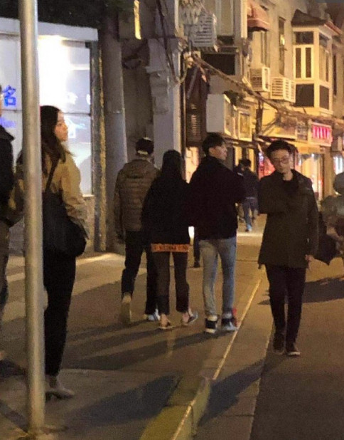 Phong cách hẹn hò lạ lùng của Trịnh Sảng: Đi chơi với bạn trai luôn dắt theo một người thứ ba Phong cách hẹn hò lạ lùng của Trịnh Sảng: Đi chơi với bạn trai luôn dắt theo một người thứ ba
