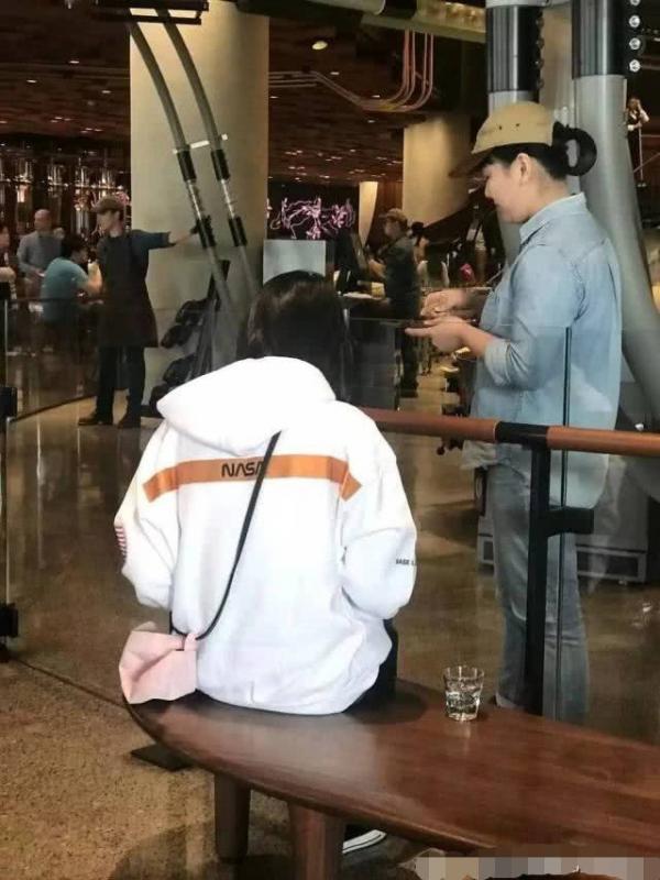 Phong cách hẹn hò lạ lùng của Trịnh Sảng: Đi chơi với bạn trai luôn dắt theo một người thứ ba Phong cách hẹn hò lạ lùng của Trịnh Sảng: Đi chơi với bạn trai luôn dắt theo một người thứ ba
