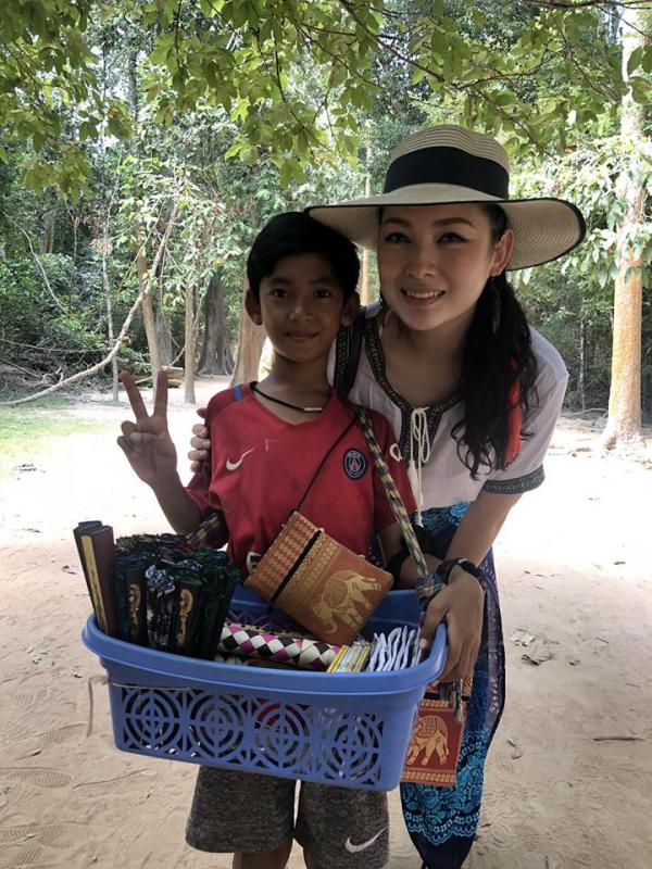 Chuyện chưa kể về gia cảnh khó khăn của cậu bé bán rong nói được 16 thứ tiếng Chuyện chưa kể về gia cảnh khó khăn của cậu bé bán rong nói được 16 thứ tiếng