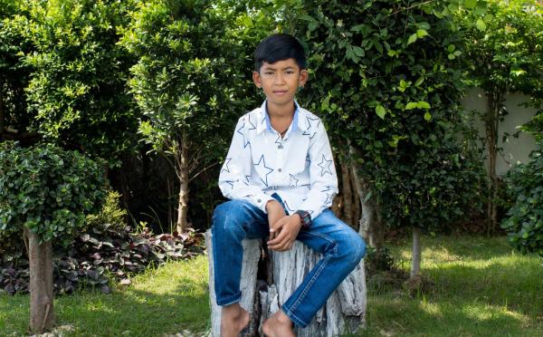 Chuyện chưa kể về gia cảnh khó khăn của cậu bé bán rong nói được 16 thứ tiếng Chuyện chưa kể về gia cảnh khó khăn của cậu bé bán rong nói được 16 thứ tiếng
