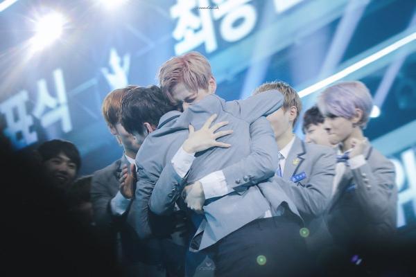 Kang Daniel và Ong Seong Woo: Mối quan hệ hơn cả tình bạn thì được gọi là...? Kang Daniel và Ong Seong Woo: Mối quan hệ hơn cả tình bạn thì được gọi là...?