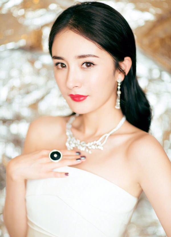 Fans đòi đuổi stylist của Dương Mịch vì 'người ta diện đến thiết kế thu đông, mình mới mặc đồ đầu thu' Fans đòi đuổi stylist của Dương Mịch vì 'người ta diện đến thiết kế thu đông, mình mới mặc đồ đầu thu'