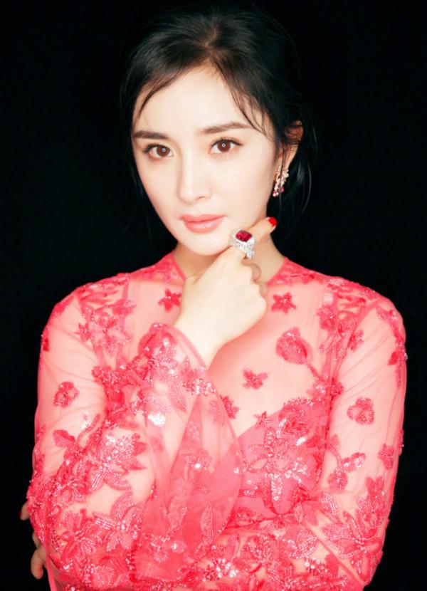 Fans đòi đuổi stylist của Dương Mịch vì 'người ta diện đến thiết kế thu đông, mình mới mặc đồ đầu thu' Fans đòi đuổi stylist của Dương Mịch vì 'người ta diện đến thiết kế thu đông, mình mới mặc đồ đầu thu'