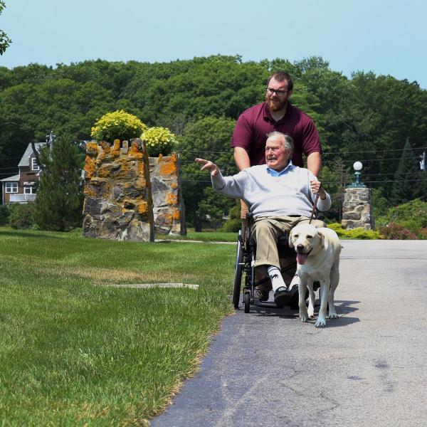 Xúc động trước hình ảnh chú chó của cố Tổng thống George H.W. Bush nằm bên quan tài chủ Xúc động trước hình ảnh chú chó của cố Tổng thống George H.W. Bush nằm bên quan tài chủ