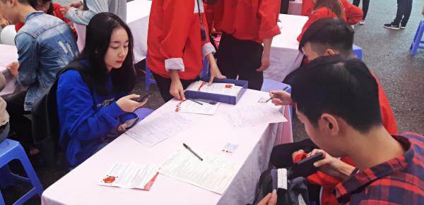 Nhân ngày Quốc Tế Tình Nguyện 5/12, phỏng vấn những bạn trẻ tình nguyện hiến máu tại Hà Nội Nhân ngày Quốc Tế Tình Nguyện 5/12, phỏng vấn những bạn trẻ tình nguyện hiến máu tại Hà Nội