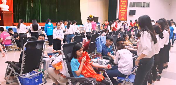 Nhân ngày Quốc Tế Tình Nguyện 5/12, phỏng vấn những bạn trẻ tình nguyện hiến máu tại Hà Nội Nhân ngày Quốc Tế Tình Nguyện 5/12, phỏng vấn những bạn trẻ tình nguyện hiến máu tại Hà Nội