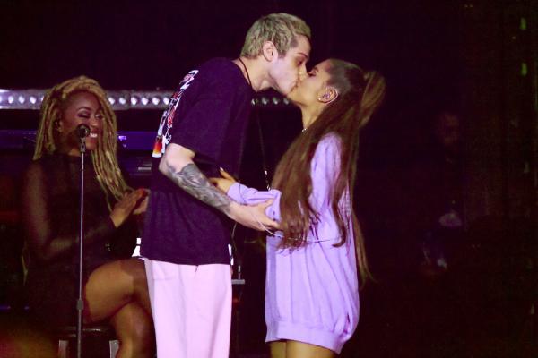 Hậu chia tay Ariana, Pete Davidson khốn khổ vì bị bắt nạt và bị đối xử 'như đống rác' trên mạng Hậu chia tay Ariana, Pete Davidson khốn khổ vì bị bắt nạt và bị đối xử 'như đống rác' trên mạng