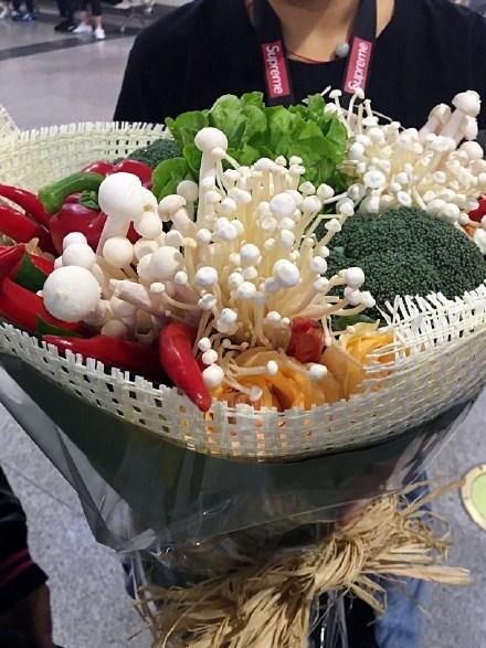 Sao Trung cười ngất với quà từ 'fan nghèo': Đặng Luân và bánh nướng, Trần Vỹ Đình ăn no rau, nấm Sao Trung cười ngất với quà từ 'fan nghèo': Đặng Luân và bánh nướng, Trần Vỹ Đình ăn no rau, nấm