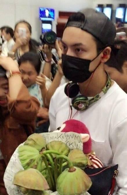 Sao Trung cười ngất với quà từ 'fan nghèo': Đặng Luân và bánh nướng, Trần Vỹ Đình ăn no rau, nấm Sao Trung cười ngất với quà từ 'fan nghèo': Đặng Luân và bánh nướng, Trần Vỹ Đình ăn no rau, nấm