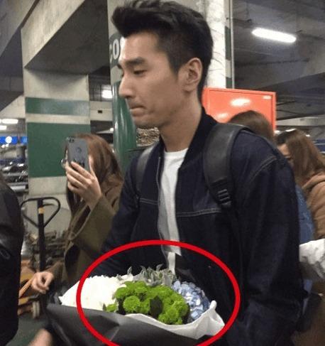 Sao Trung cười ngất với quà từ 'fan nghèo': Đặng Luân và bánh nướng, Trần Vỹ Đình ăn no rau, nấm Sao Trung cười ngất với quà từ 'fan nghèo': Đặng Luân và bánh nướng, Trần Vỹ Đình ăn no rau, nấm