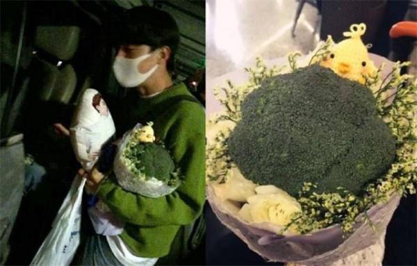 Sao Trung cười ngất với quà từ 'fan nghèo': Đặng Luân và bánh nướng, Trần Vỹ Đình ăn no rau, nấm Sao Trung cười ngất với quà từ 'fan nghèo': Đặng Luân và bánh nướng, Trần Vỹ Đình ăn no rau, nấm