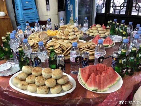 Sao Trung cười ngất với quà từ 'fan nghèo': Đặng Luân và bánh nướng, Trần Vỹ Đình ăn no rau, nấm Sao Trung cười ngất với quà từ 'fan nghèo': Đặng Luân và bánh nướng, Trần Vỹ Đình ăn no rau, nấm