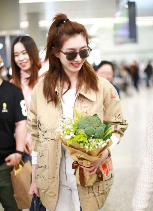 Sao Trung cười ngất với quà từ 'fan nghèo': Đặng Luân và bánh nướng, Trần Vỹ Đình ăn no rau, nấm Sao Trung cười ngất với quà từ 'fan nghèo': Đặng Luân và bánh nướng, Trần Vỹ Đình ăn no rau, nấm