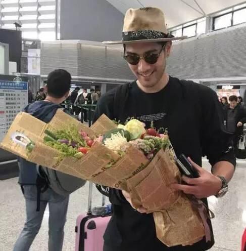 Sao Trung cười ngất với quà từ 'fan nghèo': Đặng Luân và bánh nướng, Trần Vỹ Đình ăn no rau, nấm Sao Trung cười ngất với quà từ 'fan nghèo': Đặng Luân và bánh nướng, Trần Vỹ Đình ăn no rau, nấm
