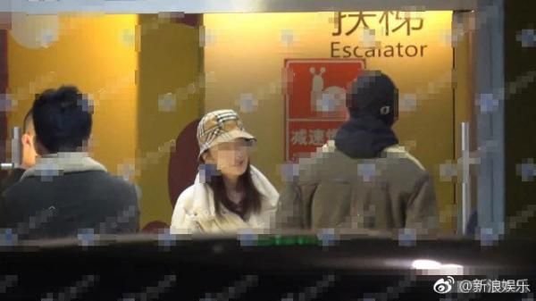 'Tóm' được Ngô Lỗi hẹn hò, paparazzi tưởng tạo scandal lớn hóa ra lại là cú lừa của năm 'Tóm' được Ngô Lỗi hẹn hò, paparazzi tưởng tạo scandal lớn hóa ra lại là cú lừa của năm