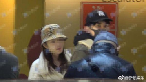 'Tóm' được Ngô Lỗi hẹn hò, paparazzi tưởng tạo scandal lớn hóa ra lại là cú lừa của năm 'Tóm' được Ngô Lỗi hẹn hò, paparazzi tưởng tạo scandal lớn hóa ra lại là cú lừa của năm