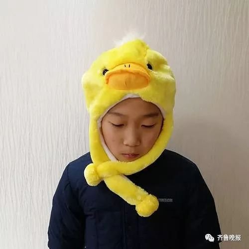Bị mẹ bắt làm mẫu Taobao, cậu bé hót hòn họt nhờ gương mặt 'không vui nhất lịch sử bán hàng online' Bị mẹ bắt làm mẫu Taobao, cậu bé hót hòn họt nhờ gương mặt 'không vui nhất lịch sử bán hàng online'