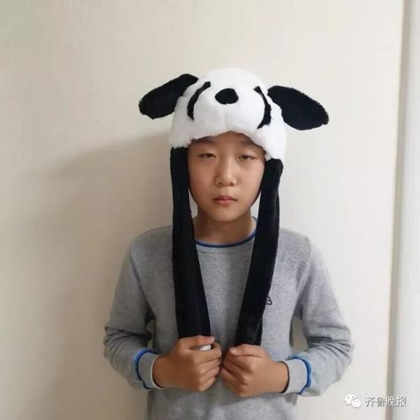 Bị mẹ bắt làm mẫu Taobao, cậu bé hót hòn họt nhờ gương mặt 'không vui nhất lịch sử bán hàng online' Bị mẹ bắt làm mẫu Taobao, cậu bé hót hòn họt nhờ gương mặt 'không vui nhất lịch sử bán hàng online'