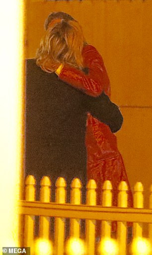 Chloe Moretz bị bắt gặp hôn nữ người mẫu Playboy cuồng nhiệt sau khi chia tay Brooklyn Beckham Chloe Moretz bị bắt gặp hôn nữ người mẫu Playboy cuồng nhiệt sau khi chia tay Brooklyn Beckham