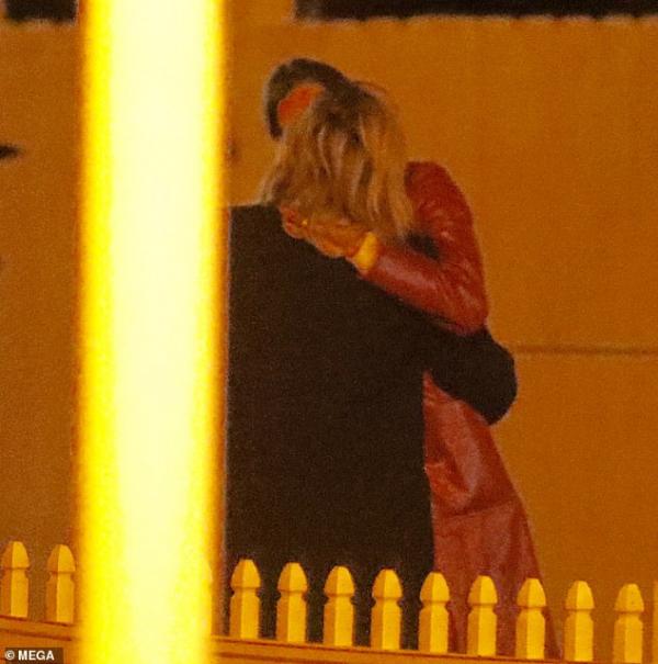 Chloe Moretz bị bắt gặp hôn nữ người mẫu Playboy cuồng nhiệt sau khi chia tay Brooklyn Beckham Chloe Moretz bị bắt gặp hôn nữ người mẫu Playboy cuồng nhiệt sau khi chia tay Brooklyn Beckham