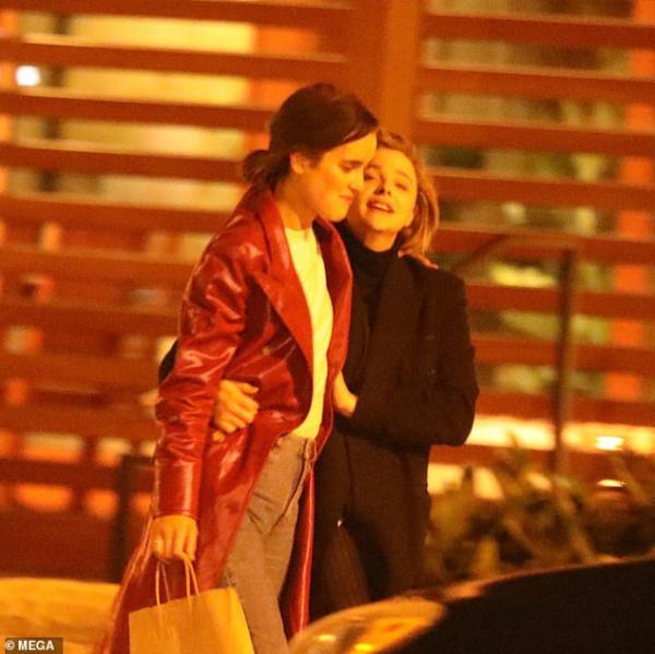 Chloe Moretz bị bắt gặp hôn nữ người mẫu Playboy cuồng nhiệt sau khi chia tay Brooklyn Beckham Chloe Moretz bị bắt gặp hôn nữ người mẫu Playboy cuồng nhiệt sau khi chia tay Brooklyn Beckham