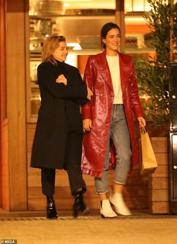 Chloe Moretz bị bắt gặp hôn nữ người mẫu Playboy cuồng nhiệt sau khi chia tay Brooklyn Beckham Chloe Moretz bị bắt gặp hôn nữ người mẫu Playboy cuồng nhiệt sau khi chia tay Brooklyn Beckham