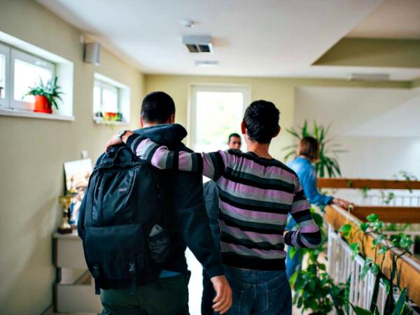 Hai sắc tộc, hai lớp học ngăn cách bằng rào thép gai ngay trong một trường học châu Âu Hai sắc tộc, hai lớp học ngăn cách bằng rào thép gai ngay trong một trường học châu Âu
