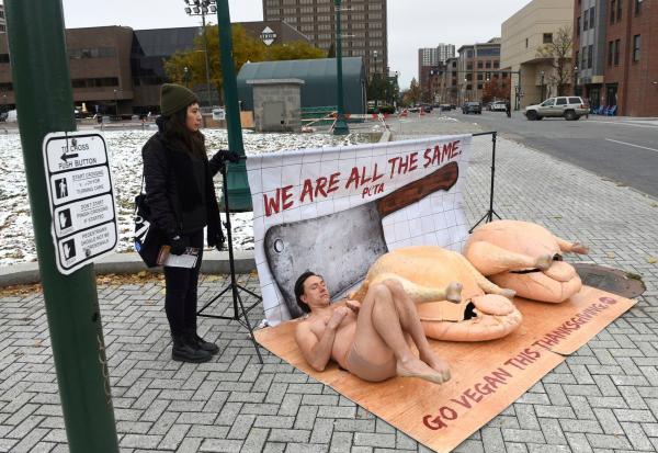 PETA lên án và đòi sửa các câu thành ngữ động vật vì nó phân biệt chủng tộc, kì thị đồng tính PETA lên án và đòi sửa các câu thành ngữ động vật vì nó phân biệt chủng tộc, kì thị đồng tính