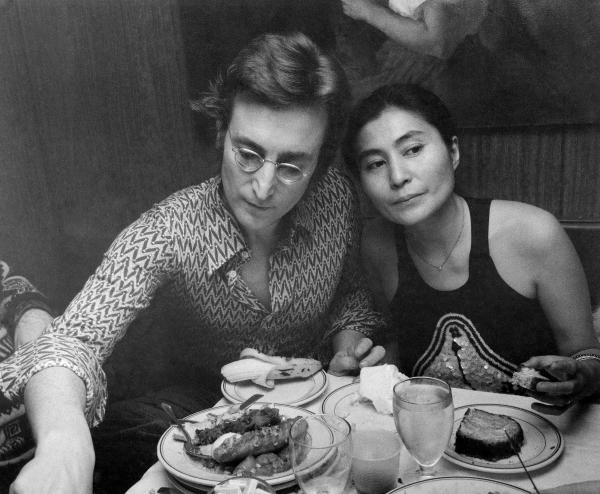 Cách Yoko Ono mê hoặc John Lennon: Theo đuổi mọi nơi, còn tặng người tình một cô bồ 22 tuổi Cách Yoko Ono mê hoặc John Lennon: Theo đuổi mọi nơi, còn tặng người tình một cô bồ 22 tuổi