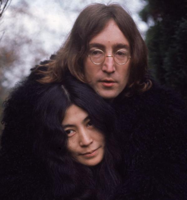 Cách Yoko Ono mê hoặc John Lennon: Theo đuổi mọi nơi, còn tặng người tình một cô bồ 22 tuổi Cách Yoko Ono mê hoặc John Lennon: Theo đuổi mọi nơi, còn tặng người tình một cô bồ 22 tuổi