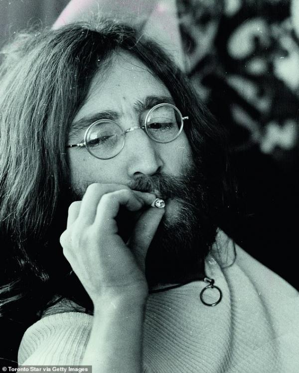 Cách Yoko Ono mê hoặc John Lennon: Theo đuổi mọi nơi, còn tặng người tình một cô bồ 22 tuổi Cách Yoko Ono mê hoặc John Lennon: Theo đuổi mọi nơi, còn tặng người tình một cô bồ 22 tuổi