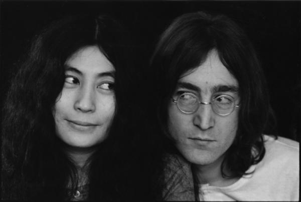 Cách Yoko Ono mê hoặc John Lennon: Theo đuổi mọi nơi, còn tặng người tình một cô bồ 22 tuổi Cách Yoko Ono mê hoặc John Lennon: Theo đuổi mọi nơi, còn tặng người tình một cô bồ 22 tuổi