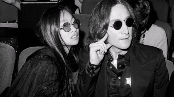 Cách Yoko Ono mê hoặc John Lennon: Theo đuổi mọi nơi, còn tặng người tình một cô bồ 22 tuổi Cách Yoko Ono mê hoặc John Lennon: Theo đuổi mọi nơi, còn tặng người tình một cô bồ 22 tuổi