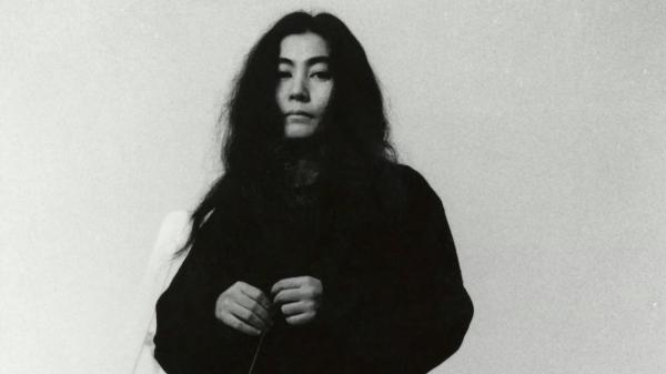 Cách Yoko Ono mê hoặc John Lennon: Theo đuổi mọi nơi, còn tặng người tình một cô bồ 22 tuổi Cách Yoko Ono mê hoặc John Lennon: Theo đuổi mọi nơi, còn tặng người tình một cô bồ 22 tuổi