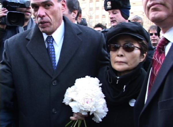Cách Yoko Ono mê hoặc John Lennon: Theo đuổi mọi nơi, còn tặng người tình một cô bồ 22 tuổi Cách Yoko Ono mê hoặc John Lennon: Theo đuổi mọi nơi, còn tặng người tình một cô bồ 22 tuổi