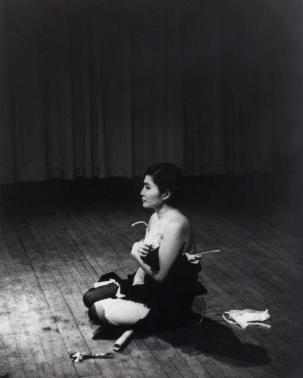 Cách Yoko Ono mê hoặc John Lennon: Theo đuổi mọi nơi, còn tặng người tình một cô bồ 22 tuổi Cách Yoko Ono mê hoặc John Lennon: Theo đuổi mọi nơi, còn tặng người tình một cô bồ 22 tuổi