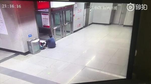 Nhà mất điện, bố vẫn kiên trì đưa con gái đến ga tàu điện ngầm để hoàn thành bài tập về nhà Nhà mất điện, bố vẫn kiên trì đưa con gái đến ga tàu điện ngầm để hoàn thành bài tập về nhà