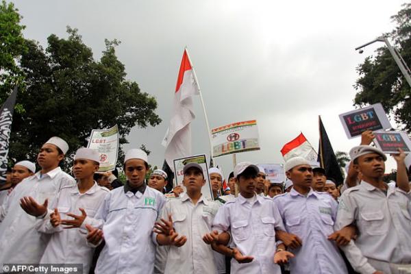 Thần chú đạo Hồi được sử dụng để 'chữa trị' các trường hợp đồng tính nam và chuyển giới ở Indonesia Thần chú đạo Hồi được sử dụng để 'chữa trị' các trường hợp đồng tính nam và chuyển giới ở Indonesia