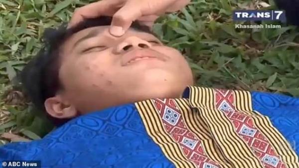 Thần chú đạo Hồi được sử dụng để 'chữa trị' các trường hợp đồng tính nam và chuyển giới ở Indonesia Thần chú đạo Hồi được sử dụng để 'chữa trị' các trường hợp đồng tính nam và chuyển giới ở Indonesia