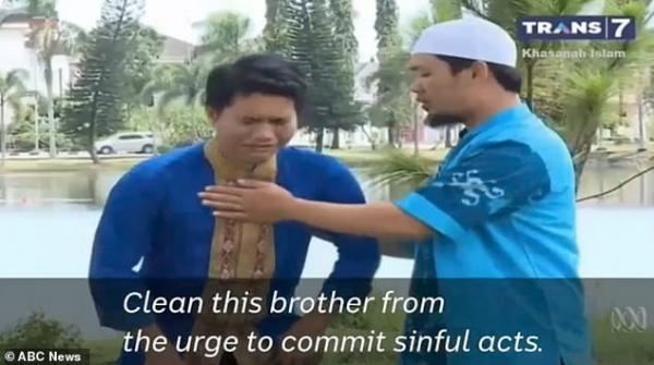 Thần chú đạo Hồi được sử dụng để 'chữa trị' các trường hợp đồng tính nam và chuyển giới ở Indonesia Thần chú đạo Hồi được sử dụng để 'chữa trị' các trường hợp đồng tính nam và chuyển giới ở Indonesia