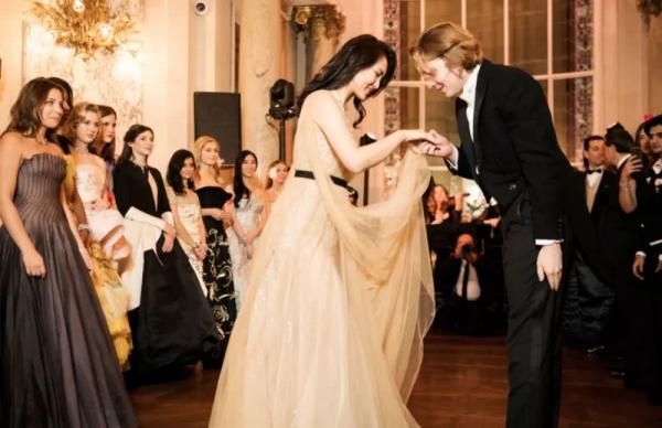 Có gì trong đêm hội Le Bal - nơi chỉ 25 con nhà giàu danh giá bậc nhất thế giới mới được tham gia Có gì trong đêm hội Le Bal - nơi chỉ 25 con nhà giàu danh giá bậc nhất thế giới mới được tham gia