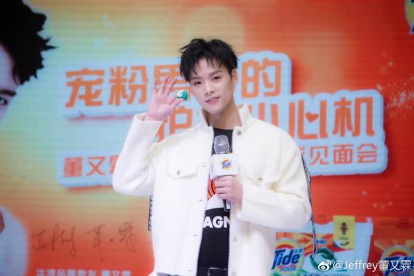 Fan quắn quéo khi thấy cảnh mỹ nam Viêm Á Luân nhìn trai đắm đuối sau khi công khai giới tính thật Fan quắn quéo khi thấy cảnh mỹ nam Viêm Á Luân nhìn trai đắm đuối sau khi công khai giới tính thật